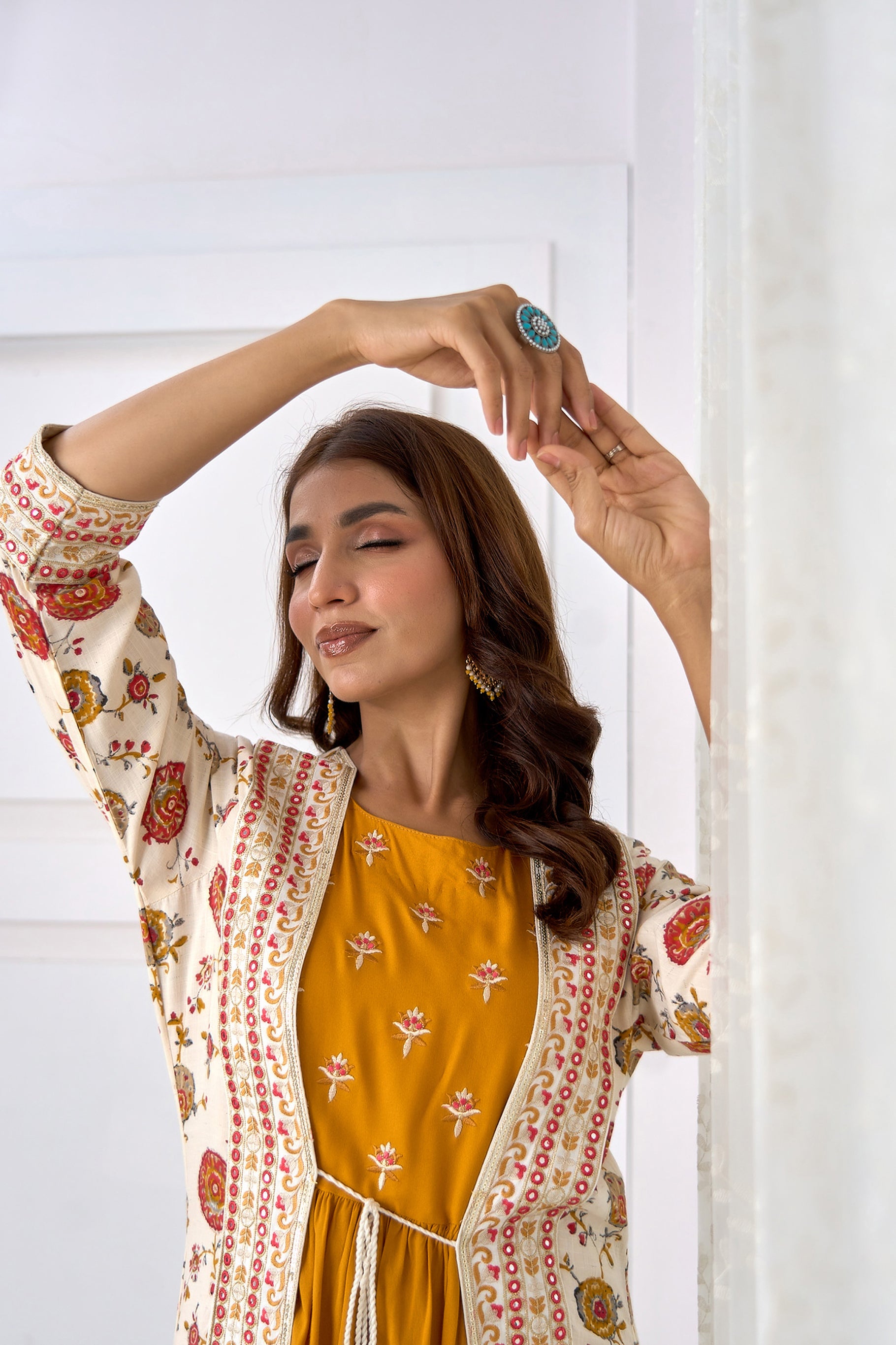 Buy online Women Embroidered Kurta With Jacket from Kurta Kurtis for Women  by Showoff for ₹2409 at 68% off | 2024 Limeroad.com