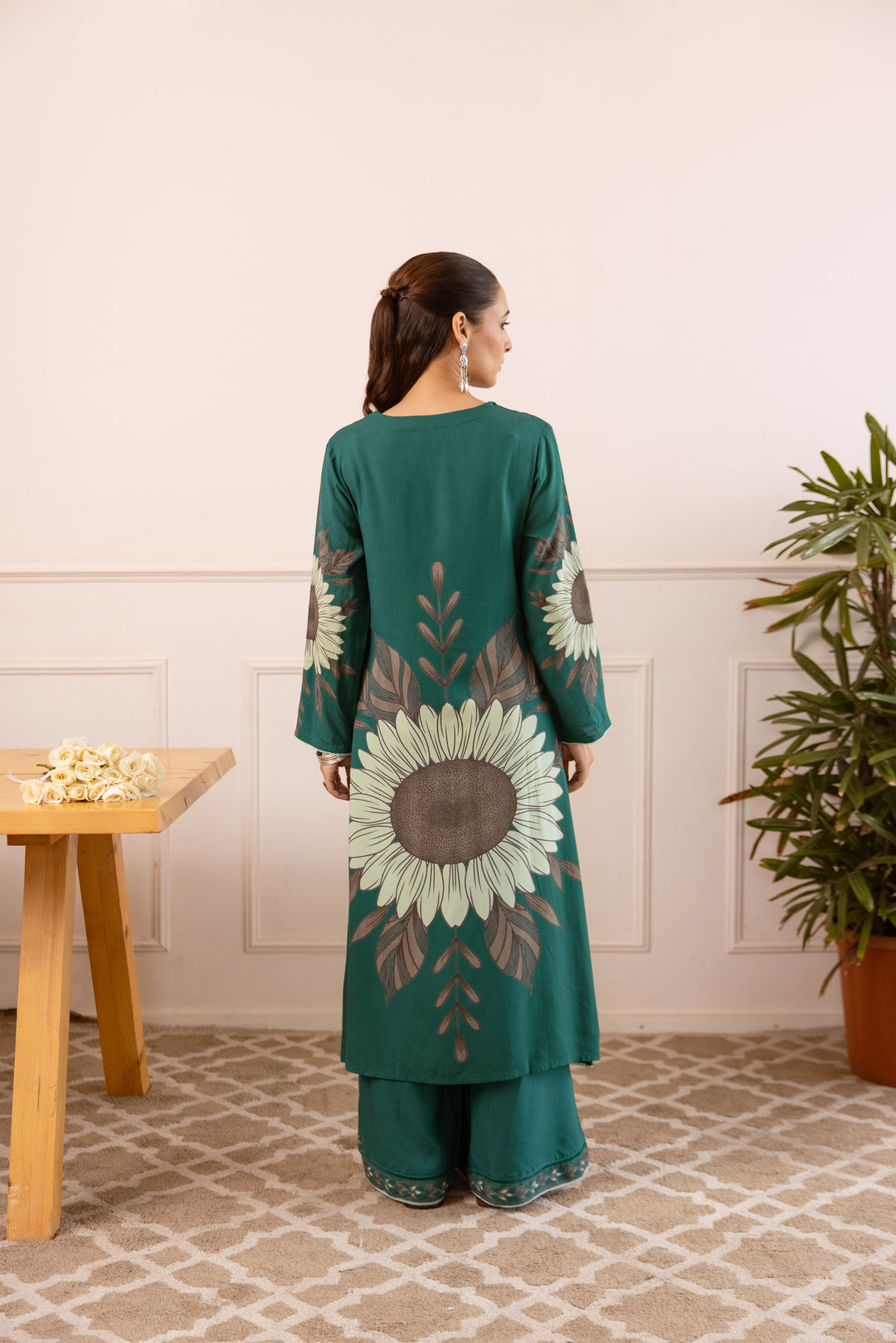 Nehamta Women's Green German Rayon Kurta With Palazzo Set