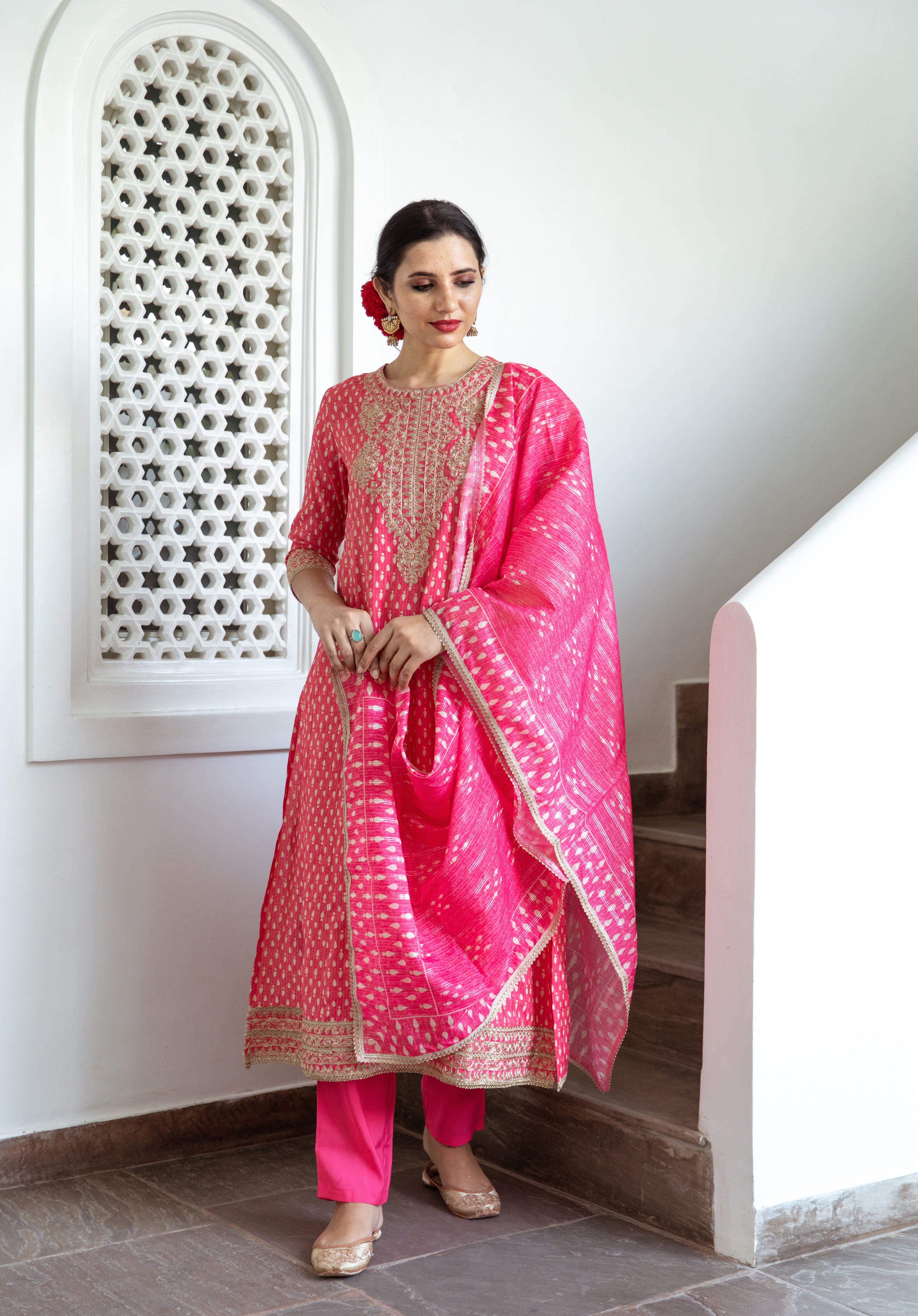 Women's pink colour Sleeveless kurta with dupatta set