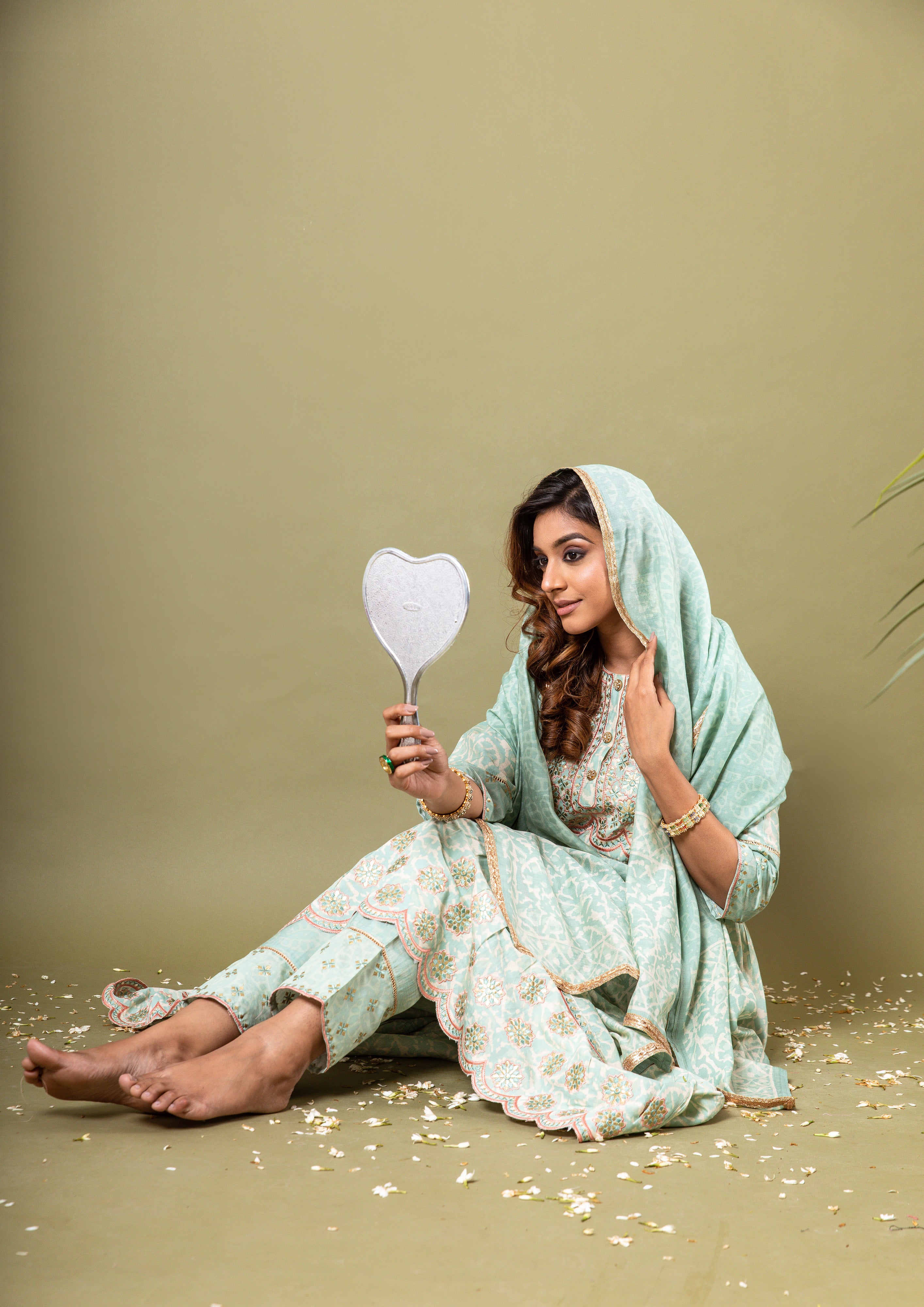 Poses in kurta suit for shy girls 🤌🏻💙🦋 | Snapchat 'ਤੇ Spotlight